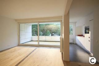 <p><span>Ideaal gelegen 2-slaapkamer appartement met 2 terassen</span></p><p><span>Dit ruime appartement is gelegen aan de Fruithoflaan in Berchem, op een gunstige locatie nabij winkels, scholen, openbaar vervoer en belangrijke invalswegen. Dankzij de centrale ligging bevinden is er ook een vlotte verbinding naar antwerpen en omliggende gemeenten. Ook voor wie gebruikt maakt van het openbaar vervoer biedt deze locatie een goede bereikbaarheid.</span></p><p><span> </span></p><p><span>Leefruimte & Keuken:</span></p><p><span>De ruime leefruimte biedt voldoende lichtinval dankzij de groote raampartij. De halfopen keuken geeft een aangenaam en levendig zicht op de fruithoflaan. Zowel de keuken als de woonkamer bieden toegang tot het zonnig terras.</span></p><p><span>De keuken is volledig geintstalleerd, uitgerust met koelkast, vaatwasser, oven en kookvuur.</span></p><p><span> </span></p><p><span>Slaapkamers & Badkamer:</span></p><p><span>Het appartement beschikt over twee ruime slaapkamers. Éen van de slaapkamers heeft toegang tot een tweede terras achteraan het appartement. De badkamer is voorzien van een regendouche en dubbele lavabo. </span></p><p><span> </span></p><p><span>Kelder</span></p><p><span>Bij het appartement hoort een privatieve kelderberging.</span></p><p><span> </span></p><p><span>Huurprijs, Kosten & Beschikbaarheid:</span></p><p><span>Huurprijs: €1050,00/maand</span></p><p><span>Provisie: €150,00/maand (incl water, verwarming en gemeenschappelijke kosten)</span></p><p><span>Beschikbaarheid: 01/01/2027</span></p><p><span> </span></p><p><span>Extra Troeven:</span></p><p><span>- Terras aan voor- en achterkant</span></p><p><span>- Privatieve kelderberging</span></p><p><span>- Vernieuwde ramen</span></p><p><span>- Veiligheidsdeur</span></p><p><span> </span></p><p><span> </span></p><p><span> </span></p>