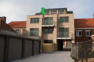 Gelegen op de tweede verdieping met lift.<br /><br />Bestaande uit: ruime leefruimte met open keuken en aansluitend zonneterras - inkomhal - badkamer - apart toilet - 2 ruime slaapkamers<br /><br />Mogelijkheid tot bijhuren van 1 bovengrondse garage (55euro)<br /><br />Hogerendementsketel op gas - radiatoren.<br /><br />45 euro syndic<br /><br />Onmiddellijk vrij - Het appartement werd volledig geschilderd.