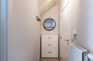 Welkom in dit lichtrijke appartement in het hart van Heverlee! Gelegen in de rustige Leeuwerikenstraat te Heverlee geniet u hier van een groene en residentiële omgeving, op een boogscheut van Leuven-centrum. U woont hier vlak bij het Heverleebos en andere natuurgebieden, met alle voorzieningen en openbaar vervoer op korte afstand. Een ideale locatie voor wie rust en bereikbaarheid weet te appreciëren.<br /><br />U komt binnen via de inkomhal met vestiaire en een apart toilet. Van daaruit bereikt u de leefruimte met open keuken, die via het zuidwest-gericht terras (+/- 20 m²) rechtstreeks aansluit op de tuin. De slaapkamer en de badkamer bevinden zich eveneens op het gelijkvloers. Een bijkomende berging binnen het appartement biedt extra opbergruimte.<br />Vanuit de leefruimte stapt u via het terras de tuin van ongeveer 50 m² in, waarvan de bewoner het exclusief en privatief genot heeft, een zeldzame troef voor een appartement op deze locatie.<br /><br />Lichtarmaturen, rolgordijnen en rolluiken zijn ook reeds voorzien in het gehele appartement. <br /><br />De huurprijs bedraagt € 1140 per maand, met een maandelijkse provisie van € 60 voor de gemeenschappelijke kosten. De nutsvoorzieningen zijn ten laste van de huurder maar met een zeer goed EPC-score 118 - B blijven de energiekosten beperkt. Het appartement is beschikbaar vanaf 1 september en wordt verhuurd als hoofdverblijfplaats met een huurcontract van minimum 3 jaar.<br /><br />Interesse in een bezichtiging? Plan snel een afspraak op https://immojanstas.be/nl/huren via onze online agenda, de snelste en efficiëntste manier om een bezichtiging in te plannen! Voor vragen zijn wij beschikbaar op het nummer 016 23 90 81, elke weekdag van 10u tot 13u.