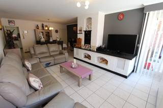 Dit ruim appartement is gelegen in het centrum van Koekelare en bestaat uit: inkomhal - toilet - vestiaire - living - terras - eetkeuken - ruime berging - nachthall - 3 slaapkamers - badkamer met ligbad en afzonderlijke douche - garage. <br /><br />Vrij 1/09/2026. Huurprijs appartement met garage 690 €/mnd + 50 €/mnd syndickosten.