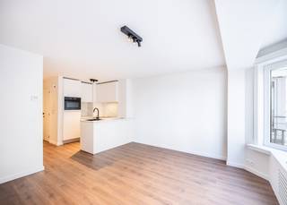 Ontdek dit instapklare, westgericht appartement met 2  slaapkamers en een zijdelings zeezicht, gelegen in de charmante en kleinschalige residentie Majestic (slechts 6 appartementen, één per verdieping). Dit recent volledig gerenoveerde appartement (2025–2026) bevindt zich op de eerste verdieping en combineert modern comfort met een uitstekende ligging aan zee.<br /><br />De indeling is doordacht en praktisch: een inkomhal leidt naar de lichtrijke leefruimte met aangenaam zijdelings zeezicht, aansluitend een open, volledig uitgeruste keuken. Verder beschikt het appartement over een stijlvolle badkamer met inloopdouche, lavabo in meubel en handdoekdroger, een apart toilet, een ruime eerste slaapkamer en een tweede slaapkamer met plaats voor twee enkele bedden die uitgeeft op het terras aan de achterzijde.<br /><br />Dankzij het EPC-label B en de verwarming op aardgas met een recente condenserende gaswandketel geniet u van energiezuinig wooncomfort.<br /><br />Als extra troef is er een ruime privatieve kelder inbegrepen in de prijs.<br /><br />Daarnaast is er de mogelijkheid tot aankoop van een ruime, gelijkvloerse garage in de residentie, met plaats voor twee wagens (één binnen en één voor de garage) aan € 70.000.<br /><br />Bent u op zoek naar een zonnig tweede verblijf of een slimme investering aan zee in Koksijde? Contacteer ons vandaag nog en plan uw bezoek!