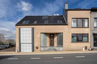 Bent u op zoek naar een uitzonderlijk ruime gezinswoning met een grote opslagruimte in Dilbeek?<br /><br />Dan is deze unieke eigendom beslist een bezoek waard. Deze ruime eengezinswoning beschikt over maar liefst 6 slaapkamers en 3 badkamers en wordt aangevuld met een indrukwekkende achterliggende opslagruimte van ca. 390 m². Een ideale combinatie voor grote gezinnen en hobbyisten.<br /><br />De ligging is een absolute troef. De woning bevindt zich op een vlot bereikbare locatie, in de nabijheid van scholen, winkels, openbaar vervoer en de centra van zowel Dilbeek als Ternat. Bovendien bereikt u in enkele minuten de op- en afritten van de E40, waardoor Brussel en Gent uitstekend bereikbaar zijn.<br /><br />Een eigendom die wonen en ruimte perfect combineert en tal van mogelijkheden biedt.<br /><br />Daarbovenop treffen we een aangename achterliggende tuinzone met zicht op de velden.<br /><br /><strong><span>Indeling;<br /></span></strong>Deze uitzonderlijk ruime eigendom biedt een totale bruikbare oppervlakte van ca. 385 m² en beschikt over maar liefst 6 volwaardige slaapkamers en 3 badkamers. Dankzij het uitstekende onderhoud en de gedeeltelijke renovaties doorheen de jaren is de woning instapklaar en perfect geschikt voor grote gezinnen, kangoeroewonen of wie op zoek is naar extra leefruimte. Een praktische kelderruimte zorgt bovendien voor bijkomende bergruimte.<br /><br />Het hoofdgebouw is uitgerust met een inpandige garage. Via de naastgelegen oprit bereikt u de indrukwekkende achterliggende loods, die toegankelijk is via een sectionaalpoort.<br /><br />Met een bruikbare oppervlakte van ca. 390 m² biedt deze multifunctionele ruimte tal van mogelijkheden. Ze is ideaal als werkplaats, opslagruimte, atelier of garage voor meerdere voertuigen en vormt de perfecte uitvalsbasis voor hobbyisten, verzamelaars of liefhebbers van oldtimers. De combinatie van een ruime woning met een loods van deze omvang maakt van deze eigendom een zeldzame opportuniteit met een breed scala aan gebruiksmogelijkheden.<br /><span><br /></span><span><strong>SURPLUS:</strong><br /></span>Confome elektrische installaties, EPC label C, gunstig asbestattest, blanco bodemattest.<br /><br />Benieuwd naar wat deze eigendom allemaal te bieden heeft? Neem contact op met ons kantoor voor een afspraak ter plaatse.<br />info@impromove.be - 02 887 80 56