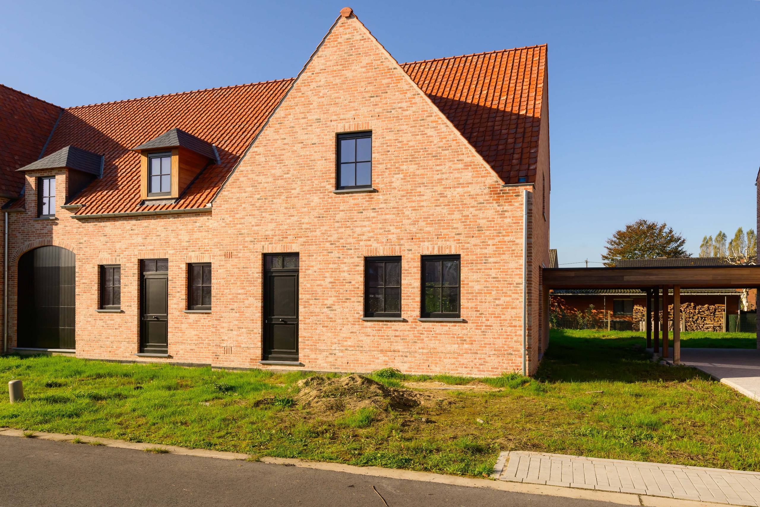 Afgewerkte nieuwbouwwoning met 3/4 slaapkamers en carport - foto 1