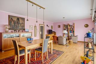 <p>Op zoek naar een appartement waar ruimte, licht en een groene omgeving perfect samenkomen? Welkom in de geliefde Vijf Aprilwarande in Mortsel, waar dit verzorgde appartement van maar liefst 115 m² u verrast met zijn royale indeling, drie slaapkamers, een gezellig terras en een private autostaanplaats.</p>
<p>De lichtrijke leefruimte vormt het kloppende hart van de woning. Dankzij de grote raampartijen geniet u hier de hele dag van een aangename lichtinval. De aansluitende keuken houdt u moeiteloos in contact met uw gezin of gasten terwijl u kookt. Extra praktisch is de handige berging naast de keuken, ideaal voor voorraad, wasmachine en al uw dagelijkse spullen.</p>
<p>Achteraan wacht een gezellig terras waar u in alle rust kunt genieten van een koffie in de ochtendzon of een aperitief na een drukke werkdag. Een heerlijke buitenplek die aanvoelt als een verlengstuk van uw leefruimte.</p>
<p>Met drie volwaardige slaapkamers biedt dit appartement alle flexibiliteit die u zoekt: een gezinswoning, een thuisbureau of een hobbykamer? De keuze is aan u. De badkamer, het aparte gastentoilet en de private autostaanplaats maken het plaatje compleet.</p>
<p>Ook op vlak van energie zit u goed dankzij de gunstige EPC-score B, een mooie troef voor de toekomst én voor uw energiefactuur.</p>
<p>Gelegen in een rustige, groene buurt en toch vlak bij winkels, scholen, openbaar vervoer en belangrijke invalswegen, combineert dit appartement het beste van twee werelden.<br /><br /><strong>Troeven:</strong><br /><br />- Autostaanplaats<br />- Terras<br />- Gunstig epc<br />- Een rustige woonomgeving met een centrale ligging<br /><br /></p>
<p>Hier woont u niet alleen ruim, maar vooral heerlijk. Een plek waar thuiskomen elke dag opnieuw een plezier is.<br /><br />Attesten zijn beschikbaar via onze website: https://jamar.immo/<br /><br /><br />Wg, Gvkr, Vg, Vv, Gmo, Geen overstromingsgevoelig gebied</p>