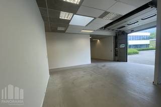 Kwalitatief kantoor van 244 m² met 241 m² magazijnruimte te huur.<br />Gelegen op slechts 700 m van de op- en afrit Sint-Agatha-Berchem van de Brusselse Ring (R0), met een vlotte ontsluiting naar de E40. De site is bovendien goed bereikbaar met het openbaar vervoer, met het station Groot-Bijgaarden op amper 400 m.<br /><br />De kantoorruimte geniet van veel natuurlijk lichtinval en is uitgerust met een kitchenette. Het magazijn is toegankelijk via een sectionale poort, wat zorgt voor een efficiënte logistieke werking.<br /><br />Het pand maakt deel uit van het <strong>Westpoint Business Park</strong>, dat beschikt over een ruime parking. Ideaal voor bedrijven die op zoek zijn naar een moderne, functionele en vlot bereikbare werkplek. <br /><br />Contacteer<strong> PANORAMA B2B</strong> voor bijkomende informatie, plannen of een vrijblijvend plaatsbezoek via<strong> 0477 09 00 09.</strong>