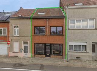 Immo Pické biedt u deze gunstig gelegen handelswoning aan in Halle, in de onmiddellijke omgeving van winkels, scholen, openbaar vervoer, invalswegen en alle voorzieningen. Op de gelijkvloerse verdieping bestaat dit pand uit een grote open ruimte van maar liefst 52 m² die momenteel ingericht is als horecazaak, maar perfect kan omgevormd worden naar grote leefruimte. Achter de leefruimte vindt men nog een grote ingerichte keuken (18 m²), een badkamer, een berging, een sanitaire ruimte en een ruim terras (63 m²). De eerste verdieping bestaat uit een nachthal en 2 grote ruimtes (28 m² en 18 m²), die kunnen ingericht worden als twee grote slaapkamers. Op de tweede verdieping beschikt dit pand nog over een zeer ruime zolder, die ingericht kan worden in nog twee bijkomende slaapkamers of als master bedroom. Momenteel is het pand op het gelijkvloers ingericht als horecazaak, maar dit kan zonder het aanvragen van vergunning omgevormd en gebruikt worden als woning. Het goed zal leeg en vrij zijn bij akte.