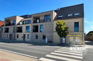 Ontdek Residentie Stella, gelegen in de Woumenweg 309-311 te Woumen. Een prachtig nieuw appartementsgebouw met 14 ruime appartementen. Met zijn perfecte oost-west oriëntatie zorgen onze doorzon appartementen voor een overvloed aan natuurlijk licht dankzij de grote raampartijen.<br /><br />Elk appartement beschikt over ruime leefterrassen, waar bewoners kunnen genieten van de rustgevende omgeving.<br /><br />Residentie Stella is ideaal gelegen, op een steenworp van het weelderige natuurgebied De Blankaart, waar rust en sereniteit samenkomen in prefecte harmonie. Bovendien bevindt het levendige centrum van Diksmuide zich op slechts 4 kilometer afstand, waardoor bewoners kunnen genieten van het beste van beide werelden: de rust van het platteland en de levendigheid van de stad.<br /><br />Naast de appartementen biedt Residentie Stella ook 18 garages, waardoor bewoners veilig en gemakkelijk bovengronds kunnen parkeren. Bovendien zijn er gemeenschappelijke fietsenbergingen beschikbaar, waardoor bewoners hun fietsen veilig kunnen opbergen en gemakkelijk kunnen genieten van de prachtige fietsroutes in de omgeving.<br /><br />Dit appartement bestaat uit: lift - inkomhal - living - keuken - berging - wasplaats - groot terras van 26 m² - 3 slaapkamers - 2 badkamers. <br /><br />Dit appartement beschikt ook over 3 zonnepanelen.<br />Verkoop onder btw-stelsel (6% btw mogelijk!)<br />E-Peil 30<br /><br />Contacteer ons voor meer info, een bezoek aan het kijkappartement, of vraag naar onze projectbrochure!