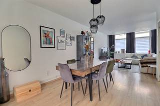 Volledig gerenoveerde woning met 3 slaapkamers en dressing.Indeling:Inkomhal, living met open keuken, badkamer, apart toilet, 3 slaapkamers en...
