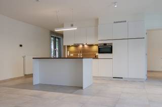 <u><strong>Moderne serviceflat met 2 ruime slaapkamers, 2 badkamers en een uitnodigend terras op een TOP locatie in het centrum van Hasselt</strong></u><br /><br /><strong><u>Net verhuur met interessant rendement!!!</u><br /><br /><u>Net opgestart met het zoeken voor een huurder en zeer snel een kandidaat gevonden!<br />Ideaal voor investeerders, aanbod voor 2 ruime slpks is zeer beperkt in het Ursulinenhof!</u></strong><br /><u><strong>Maandelijkse huurinkomsten +/- € 1.346,00 per maand.<br />Geen onroerende voorheffing te betalen wegens serviceflat!<br />Geen kosten voor herverhuur te betalen --> is voor de uitbating (Korian)<br /><br />Interesse? Wees er snel bij!</strong></u><br /><br /><strong><u>TROEVEN:</u></strong><br /><br />- Toplocatie in het bruisende stadscentrum van Hasselt<br />- Riant terras <br />- Voorzien van alle modern comfort<br />- Ruime woonkamer met open keuken en veel lichtinval <br />- 2 slaapkamers <br />- 2 badkamers <br />- 2 toiletten<br />- Kelderberging inbegrepen in de vraagprijs <br />- Prachtig aangelegde binnentuin <br />- Kinesist, schoonheidsspecialist, horeca, ... in de eigen residentie <br /><br /><strong><span>Locatie</span></strong><span> - Uniek woonzorgcentrum met assistentiewoningen in het hart van de stad. Mede door zijn unieke locatie en moderne architectuur onderscheidt dit project zich van zovele anderen. Onder het goedkeurend oog van de zusters Ursulinen werd het voormalig Vrij Technisch Instituut verhuisd naar een meer toegankelijke locatie en werd de site aan het Groenplein omgevormd tot ruim 100 serviceflats, een ondergrondse parking, een binnentuin en een gezellig plein in de schaduw van het oude stadhuis van de hoofdstad van de smaak.</span><br /><br /><strong><span>Assistentiewoning</span></strong><span> - Deze assistentiewoning is gelegen op de gelijkvloerse verdieping en is bereikbaar via de riante en rustgevende binnentuin van het complex.</span><br /><span>Het appartement omvat een inkomhal, een zeer ruime woonkamer met open keuken, een mooi terras, twee slaapkamers met elk een eigen badkamer, het gastentoilet en een berging met voorzieningen voor wasmachine en droogkast. Handige inbouwkasten werden voorzien in de slaapkamers en de praktische berging. </span><span>Vanuit beide slaapkamers en de leefruimte kom je op het ruim en volledig overdekt terras, dat zich bevindt langs de Schrijnwerkersstraat.<br />Tenslotte is er nog een extra kelderberging in de ondergrondse verdieping, zodat je zeker over voldoende opbergruimte beschikt.</span><br /><br /><strong><span>Voordelen - </span></strong><span>Extra voordelen van wonen in deze beschermde omgeving is uiteraard de mogelijkheid om een beroep te doen op diverse diensten op maat van elk individu. Thuishulp, verpleging, een kapper, pedicure en kinesist staan te uwer beschikking. In geval van nood staat er 24/7 iemand paraat voor snelle interventies.</span><br /><br /><span>Kortom, een zeer ruim assistentie-appartement met een hoogwaardige afwerking en een toffe interactie tussen het binnen- en buitenleven. Een mooie opportuniteit op een toffe eigendom met uitstraling en klasse om optimaal te kunnen genieten van alles wat deze mooie stad te bieden heeft.<br /><br />Interesse? Vraag snel extra informatie op bij Koen. Hij helpt je graag verder.</span><br />