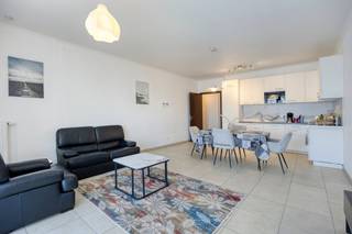 Recent opgeleverd appartement gelegen op de nieuwe site van Erasmus Gardens in Anderlecht. Dit nieuwbouwappartement werd opgeleverd in 2022 en is volledig instapklaar. Het bevindt zich op een verhoogde gelijkvloerse verdieping, waardoor u kan genieten van aangename terrassen vooraan en achteraan.<br /><br />Dit lichtrijke appartement is als volgt ingedeeld:<br />- inkomhal met berging voorzien van aansluiting voor wasmachine en droogkast<br />- apart toilet<br />- lichtrijke woonkamer met open keuken<br />- keuken voorzien van alle nodige comfort: ingebouwde koelkast met diepvries, vaatwasser, oven en kookplaat<br />- terras aan de voorzijde (7m²) met aangename westelijke oriëntatie, waardoor u kan genieten van de namiddag- en avondzon. Dit terras vormt een mooi verlengde van de woonkamer<br />- terras achteraan (12m²) met een oostelijk oriëntatie<br />- twee slaapkamers<br />- badkamer voorzien van enkele wastafel, ligbad met douche en toilet<br />- kelder op niveau -2 n°55<br />- staanplaats op niveau -1 n°49 (niet inbegrepen in de vraagprijs, verplicht aan te kopen)<br /><br />Gunstig EPC-attest (label B+), waardoor wordt voldaan aan de energetische normen opgelegd voor Brussel in 2033.<br /><br />Instelprij: 299.000 EUR + 25.000 EUR voor de staanplaats.<br />