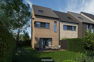 Op een gunstig gelegen perceel in Kessel, vlakbij het centrum, winkels, scholen en openbaar vervoer, bevindt zich deze energiezuinige nieuwbouwwoning (BEN) met drie slaapkamers. De woning biedt een aangename woonomgeving met een groen uitzicht, gecombineerd met hedendaags wooncomfort volgens de strengste energienormen.<br /><br />Deze stijlvolle halfopen bebouwing wordt uitgerust met een warmtepomp, zonnepanelen, een volledig ingerichte keuken en een moderne badkamer. Bovendien krijgt u nog inspraak in de afwerking, volledig volgens het lastenboek.<br /><br />Let op: de getoonde afwerking is louter indicatief en vormt geen weergave van de specificaties in het lastenboek.<br /><br />Via de inkomhal met gastentoilet betreden we de woning. De lichtrijke leefruimte biedt voldoende plaats voor een gezellige zithoek en een aparte eetruimte. De open keuken sluit hier naadloos op aan en wordt voorzien van kwalitatieve toestellen. Vanuit de leefruimte heeft u directe toegang tot het ruime terras en de zuidoost georiënteerde tuin, waar u in alle rust en privacy kunt genieten. Op het gelijkvloers bevindt zich eveneens een praktische berging.<br />Op de eerste verdieping geeft de nachthal toegang tot twee slaapkamers en een badkamer, uitgerust met een dubbele lavabo, inloopdouche en toilet. Mits de nodige aanpassingen kan de zolderverdieping worden ingericht als een volwaardige derde slaapkamer, met bijkomende bergruimte.<br />Een parkeerplaats dient verplicht bij aangekocht te worden. In de voortuin wordt bovendien een fietsenberging voorzien in een stalen constructie.<br /><br />Dit is een uitstekende opportuniteit als u op zoek bent naar een kwalitatieve nieuwbouw woning met 3 slaapkamers op een centrale locatie. Contacteer ons voor meer informatie op 0474/78 07 73 of neem een kijkje op www.boonstravastgoed.be.<br /><br />Bijzonderheden:<br />- Nieuwbouw<br />- 3 slaapkamers<br />- Centrale locatie