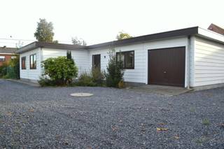Deze gelijkvloerse woning geniet een rustige ligging omgeven van groen. Op een boogscheut van de belangrijkste invalswegen, Kennedy park en expo maar ook van het centrum van Bellegem.<br />Volledig nieuwe moderne keuken, ruime leefruimte met veel lichtinval en zicht op de tuin, drie ruime slaapkamers en badkamer met douche.<br /><br />Leuke woning voorzien van centrale verwarming op aardgas. Last but not least een lange oprit met parkeergelegenheid buiten voor een tweetal wagens én daarenboven voorzien van een garage.<br /><br />Huurprijs: 745 EUR/maand<br />Adres: Aubettestraat 11, 8510 Bellegem<br />Onze Referentie: DEV5234
