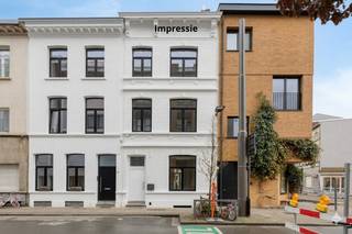 Te renoveren herenwoning met 5 slaapkamers en een bewoonbare oppervlakte van 248m² op een toplocatie in hartje Zurenborg.<br /><br />Indeling: gelijkvloers: inkomhal die toegang geeft tot de ruime leefruimte. Vanuit de hal bereiken we tevens een apart gastentoilet en de ruime keuken. De keuken is uitgerust met een keramisch kookvuur, dampkap, vaatwasser, dubbele spoelbak en tal van ingemaakte kasten. Aansluitend bevindt zich een praktische bergruimte die doorloopt naar de stadstuin van 38m².<br /><br />Verdieping 1: De eerste verdieping is uitgerust met een badkamer voorzien van toilet, douche-in-bad, enkele lavabo en aansluiting voor was- en droogmachine. Deze badkamer geeft toegang tot de achtergelegen slaapkamer. Aan de voorzijde bevindt zich nog een tweede, ruime slaapkamer.<br /><br />Verdieping 2: De volgende verdieping beschikt over twee volwaardige slaapkamers en een tweede, zeer ruime badkamer uitgerust met toilet, douche-in-bad en enkele lavabo.<br /><br />Zolderverdieping: Op de zolderverdieping vinden we nog een vijfde slaapkamer en derde badkamer voorzien van toilet, ligbad en enkele lavabo. Daarnaast beschikt deze verdieping over een extra bergruimte.<br /><br />Tot slot is deze woning volledig onderkelderd en biedt hierdoor bijkomende opslagmogelijkheden.<br /><br />Deze karaktervolle herenwoning biedt tal van mogelijkheden voor wie op zoek is naar ruimte en potentieel om een unieke thuis te creëren op een uitstekende locatie.<br /><br />Extra: <br />- EPC-klasse C, GEEN renovatieverplichting!<br />- Niet gelegen in mogelijks of overstromingsgevoelig gebied, niet gelegen in afgebakend overstromingsgebied of afgebakende oeverzone, niet gelegen in risicozone overstromingen (P-score B, G-score B)<br />- Woongebieden met culturele, historische en/of esthetische waarde, stedenbouwkundige informatie in aanvraag<br /><br />Centraal gelegen met winkels, scholen en ontspanning op wandelafstand. Voor meer info ga naar www.coenenvastgoed.be of bel 03/375.82.92