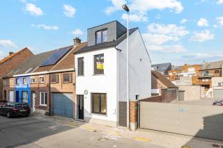 BEZOEKMOMENT ZATERDAG 31/10 VAN 10:00u-13:00u NA RESERVATIE <br /><br />Op zoek naar een woning waar je zonder zorgen je intrek kan nemen? Deze instapklare woning in het centrum van Hamme combineert comfort, ruimte en een uitstekende ligging. Supermarkten, scholen en banken bevinden zich op wandelafstand. Ook de N41 (400 m) en de E17 (2,5 km) zijn vlot bereikbaar.<br /><br />Binnenin geniet je van een volledig ingerichte keuken met alle toestellen en een prachtige, op maat gemaakte draaitrap die meteen in het oog springt. Op de verdieping bevinden zich twee ruime slaapkamers met aangename lichtinval en een bijzonder ruime badkamer met dubbele wastafel, riante inloopdouche en aansluitingen voor wasmachine en droogkast. Daarnaast beschikt de woning over twee toiletten, waarvan één op het gelijkvloers.<br /><br />Ook energetisch zit je goed, met een EPC-label B (156 kWh/m² jaar). Buiten vind je een aangename buitenruimte met plaats voor een gezellige, overdekte lounge, gemakkelijk bereikbaar via de zijingang.<br /><br />Kortom, de ideale woning voor wie comfortabel en centraal wil wonen zonder zich nog zorgen te maken over verbouwingen. Meubels plaatsen en genieten, want deze woning is helemaal klaar voor haar volgende eigenaar!<br /><br />Wil je deze woning bezichtigen schrijf je dan in op het bezoekmoment op onze website of bel tijdens de kantooruren naar 052 46 38 03.