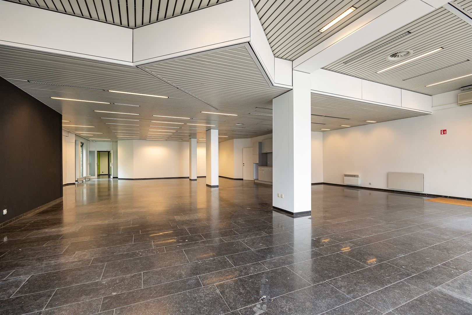 Handelsgelijkvloers met parkings in de Bergstraat! - foto 4