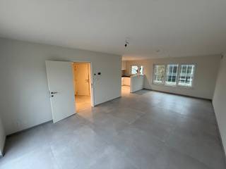 Duplex rénové dans une petite résidence à Grimbergen, comprenant : hall d'entrée avec WC séparé, salon (32 m²) avec accès à la grande terrasse et vue sur les champs, cuisine entièrement équipée avec débarras attenant (y compris raccordement pour lave-linge). À l'étage, vous trouverez un hall de nuit avec 2 chambres spacieuses (15 m²), un bureau et une salle de douche avec douche à l'italienne, double lavabo et toilettes. L'appartement bénéficie d'un excellent PEB, avec un chauffage au sol et des vitrages à haut rendement partout. Un garage est également inclus dans le loyer. À proximité des axes routiers, supermarchés, transports en commun, etc.<br />Charges: €50/mois (forfait parties communes)