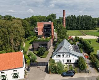 Gelegen op de grens met Schilde en Schoten, deze een voormalige B&B voorzien van 8 slaapkamers met 8 badkamers, een tuin en een ruim bijgebouw. Ideaal voor een groot (nieuw samengesteld) gezin. <br /><br />Gelijkvloers:<br />Inkomhal met toegang tot een slaapkamer/buro met eigen badkamer voorzien van wc, wastafel e n douche. Rechts vanuit de inkomhal toegang tot een ontbijtkamer met open keuken en toegang tot een eerste zitruimte en een open buro en een bezoekerstoilet. Achter de slaapkamer een ruime wasplaats met toegangtot de stookruimte. Achter de dienstgang bereikt men de ruime woonkamer met naastgelegen leefkeuken met centraal kookeiland en de toegang tot het achterliggend terras. Vanuit de zitruimte bereikt men nog een 2de slaapkamer met eigen dressing en badkamer voorzien van ligbad en wastafel. Tussensas/nachthal met toegang tot een toilet. Verder nog een 3 de slaapkamer met eigen badkamer voorzien van douchecel en wastafel.<br /><br />1ste Verdieping:<br />Centrale overloop met toegang tot 6 slaapkamers en 5 badkamers/<br /><br />Zolder:<br />Ployvalente zolderruimte.<br /><br /><br />Kelder:<br />Een beperkte kelder in één compartiment.<br /><br /><br />Buiten:<br />Langsheen de woning en achter de woning nog een terras, een tuin met een zwembad 3,65 x 10,99 m (inplanting nog met de gemeente Wijnegem dienst Ruimtelijke Ordening te bespreken)<br />Een ruim bijgebouw 8 van 7 m² met overdekt terras.<br />Het eigendom is volledig omheind.<br /><br />Extra:<br />Op het dak nog 20 zonnepanelen aanwezig.<br />Regenwaterput van 10.000L<br /><br />Plan vandaag nog uw bezoek en krijg zo een duidelijker beeld van de vele mogelijkheden van dit eigendom.