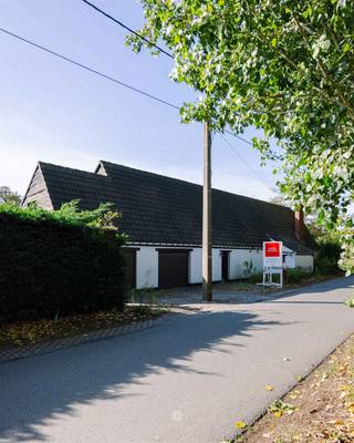 <p><span>BEERVELDE - Landhuis met renovatiepotentieel</span></p><p><span> </span></p><p><span>Op een perceel van 945m² in het landelijke Beervelde, aan de Brandstraat 69, bevindt zich dit lichtrijke landhuis. <br />Het ideale renovatieproject voor wie een karaktervolle gezinswoning zoekt met tal van mogelijkheden om naar eigen smaak te verfijnen. </span></p><p><span> </span></p><p><span>De belangrijkste troeven in een notendop:</span></p><ul><li><span>Groene, rustige omgeving</span></li><li><span>Nabij invalswegen</span></li><li><span>Lichtrijke ruimtes</span></li><li><span>Zonnige tuin</span></li><li><span>Voldoende parkeermogelijkheden</span></li></ul><p><span> </span></p><p><span>De indeling gaat als volgt:</span></p><p><span>Gelijkvloers: </span></p><p><span>Ruime inkomhal, douchekamer met douche en lavabo, polyvalente ruimte die vrij kan worden ingericht, badkamer met bad, toilet en lavabomeubel, volledig geïnstalleerde keuken en een aangename eet- en leefruimte met houthaard.</span></p><p><span> </span></p><p><span>Verdieping:</span></p><p><span>Drie volwaardige slaapkamers, een praktische berging/ dressing en een badkamer met douche, toilet en lavabomeubel.</span></p><p><span> </span></p><p><span>Buitenruimte:</span></p><p><span>Volledig omheinde, zuid-oost georiënteerde tuin, omgeven door groen. <br />De twee inpandige garages en de oprit zorgen voor voldoende parkeermogelijkheden. </span></p><p><span> </span></p><p><span>Belangrijk:</span></p><p><span>Richtprijs: 545.000 EUR</span></p><p><span>EPC: E (437 kWh/m² jaar) </span></p><p><span> </span></p><p><span>Neem snel contact op voor meer informatie of een afspraak en ontdek zelf deze charmante woning.</span></p>
