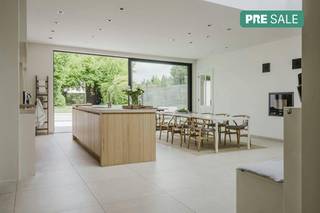 Bij het betreden van de woning verwelkomt de authentieke inkomhal je meteen. De luxueuze leefkeuken (Frank Tack), met grote raampartijen, biedt...