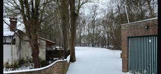 Composé de 4 salles de réception d’environ 120 m², cuisines, espaces de rangement, cave, double garage, bois, jardin et parking.Appartement avec...