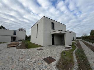 Deze woning (open bebouwing) biedt een praktische indeling en alle ruimte voor comfortabel wonen.<br /><br />Energetisch top en maximaal wooncomfort: dankzij zonnepanelen en geothermische warmtepompen geniet u van energiezuinig wonen, met aangename (vloer)verwarming in de winter én natuurlijke (vloer)koeling in de zomer.<br /><br />Bij het binnenkomen kom je in de inkomhal, met toegang tot de technische berging en het gastentoilet. Verder bevindt zich de leefruimte met open keuken en een aanpalende berging/wasplaats. Vanuit de leefruimte heb je rechtstreeks toegang tot het terras en de tuin.<br />Op de bovenverdieping bevinden zich vier slaapkamers en een badkamer, uitgerust met een toilet, douche, ligbad en dubbele lavabo. Daarnaast is er nog een extra technische berging aanwezig.<br />Buiten beschik je over een eigen parkeerplaats en een buitenberging.<br /><br />De woning is vlot bereikbaar via zowel de Gentsebaan (N60) als de Arboretumstraat.<br />Allerhande voorzieningen (winkel, bakker, tankstations, apotheek, ...) in de directe omgeving.<br /><br />Goed om weten: de verhuurder is een vennootschap, wat betekent dat een (zelfstandige) huurder de huur deels als beroepskost kan inbrengen.
