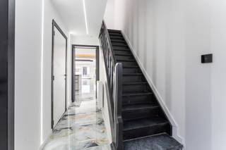 Deze totaal gerenoveerde woning in de Oude Pittemstraat 42 in Tielt combineert een moderne afwerking met energiezuinig wonen. Met een E-peil...