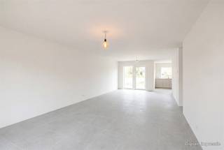 <p><span>Toekomstbestendig wonen of slim investeren: 14 zero-energy woningen in Wetteren</span></p><p><span>Bent u op zoek naar een nieuwe, luxueuze thuis zonder renovatiezorgen, of naar een solide vastgoedinvestering met een sterk, toekomstbestendig rendement? In de Vennestraat te Wetteren vinden we een exclusief project van 14 hypermoderne eengezinswoningen (158–200 m², met 3 slaapkamers en inrichtbaar tot 5 slaapkamers, privétuin en een parking inbegrepen in de vermelde aankoopprijs met laadpaalvoorbereiding).</span></p><p><span> </span></p><p><span>Of u nu zelf de sleutel omdraait of de woning verhuurt: dit project is ontworpen om maximale waarde te leveren. De oplevering is al voorzien voor het </span><span>de herfst van 2026</span><span>.</span><span> De werf is volop in afwerking – kom de troeven live ontdekken.</span></p><p><span> </span></p><p><span>Waarom blijft dit project de slimste keuze, ook inclusief btw? </span></p><p><span>Concreet voorbeeld – Woning A2 (Simulatie op maat beschikbaar):</span></p><ul><li><span>Aankoopprijs:</span><span> € 511.297 (Incl. registratierechten en Btw)</span></li><li><span>Realistische huurwaarde (investeerder):</span><span> € 1350/ maand</span></li><li><span>Bruto rendement:</span><span> </span><span>3,15%</span><span> (met een verwacht scenario van </span><span>2,5% waardestijging</span><span> per jaar)</span></li><li><span>(</span><span>Opmerking: Dit betreft een indicatieve simulatie, geen gegarandeerd rendement.)</span></li></ul><p><span>1. Als Eigen Bewoner: Maximaal comfort en absolute zekerheid</span></p><p><span>Verhuizen naar de Vennestraat betekent kiezen voor een autoluwe, groene site waar kinderen veilig spelen. U geniet van grote, lichte leefruimtes, een high-end moderne keuken en een volledig aangelegde privétuin. Dankzij de </span><span>A++ energieprestatie (E0)</span><span> met geothermische warmtepomp, vloerverwarming, ventilatie D, airco en zonnepanelen bent u volledig beschermd tegen schommelende energieprijzen. Winkels, scholen en de verbindingen naar Gent/Brussel (E40/E17) liggen vlakbij.</span></p><p><span> </span></p><p><span>2. Als Investeerder: Hoogwaardig patrimonium zonder exploitatiezorgen</span></p><p><span>Dit project beantwoordt perfect aan de enorme vraag van kapitaalkrachtige huurders (jonge tweeverdieners, gezinnen en expats die rond Gent of de as Aalst/Dendermonde werken). Omdat de woningen splinternieuw en hyper-efficiënt zijn, heeft u de komende decennia </span><span>nul omkijken naar onderhoud of energetische updates</span><span>. Bovendien biedt Immo Zone een </span><span>volledige verhuurservice inclusief eerste-verhuur-garantie</span><span>. U koopt hier geen stenen, u koopt renderend gemak.</span></p><p><span> </span></p><p><span>Voor meer informatie contacteer Quinten van Immo Zone op 0485/02.48.04 of per mail quinten@immo-zone.be</span></p><p><span> </span></p>