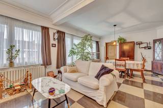 <p>Voor meer info of bezoek, bel 02 884 23 23 - Dit <strong>charmante appartement met twee slaapkamers</strong> is ideaal gelegen in Sint-Agatha-Berchem, op wandelafstand van alle voorzieningen. Bij het betreden van het appartement komt u terecht in <strong>een ruime inkomhal, </strong>die toegang geeft tot de lichtrijke leefruimte en aparte keuken. Verder beschikt het appartement over <strong>twee comfortabele slaapkamers</strong>. De badkamer is praktisch ingericht en voorzien van een inloopdouche. Daarnaast is er een apart toilet aanwezig. Een extra troef is<strong> de garagebox (optioneel aan te kopen aan 25.000€) </strong>en de 2 kelders. Dankzij de centrale ligging bevinden winkels, openbaar vervoer, scholen en belangrijke verbindingswegen zich allemaal op wandelafstand, wat dit appartement bijzonder aantrekkelijk maakt voor zowel eigen bewoning als investering.</p><p>Stedenbouwkundige inlichtingen in aanvraag.</p>