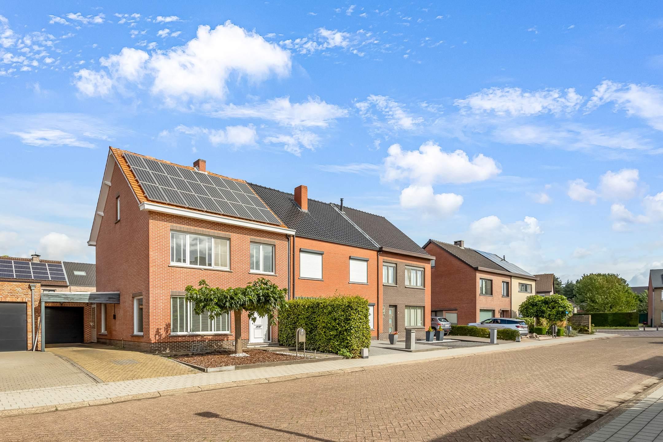 Stijlvol afgewerkte woning met 3 slaapkamers, aangelegde tuin en garage - foto 1