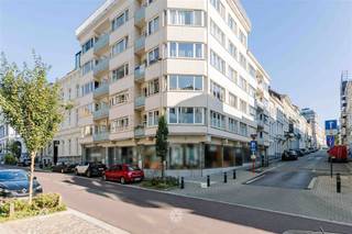 <p><span>GENT - Bagattenstraat - Ben je op zoek naar een lichtrijke en ruime studio te huur in het hart van Gent? Dan is dit mogelijk exact wat je zoekt.</span></p><p><span> </span></p><p><span>De voornaamste troeven:</span></p><ul><li><span>Topligging in het hart van de stad</span></li><li><span>Vlotte bereikbaarheid met het openbaar vervoer</span></li><li><span>Lichtrijke leefruimtes</span></li><li><span>Aparte slaaphoek</span></li></ul><p><span> </span></p><p><span> </span></p><p><span>Indeling:</span></p><p><span>inkomhal, leefruimte, volledig ingerichte keuken, aparte slaaphoek, aangenaam zuid-west gericht terras.</span></p><p><span> </span></p><p><span>Belangrijke informatie:</span></p><p><span>Huurprijs: 825 euro/maand + 80 euro/maand (inclusief verwarming)</span></p><p><span>Beschikbaar vanaf: 01/10/2026</span></p><p><span> </span></p><p><span>Interesse in deze knappe studio? Vraag dan snel jouw bezoek aan via onze website www.axellenaerts.be!</span></p><p><span> </span></p>