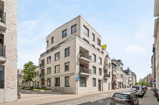 <p>Op een gegeerde locatie nabij het bruisende centrum van Antwerpen bevindt zich deze stijlvolle penthouse van ca. 126 m², een unieke combinatie van ruimte, licht en discretie.</p>
<p>Als enige appartement op de bovenste verdieping geniet u hier van volledige privacy en rust. De penthouse is rechtstreeks bereikbaar via lift en trap, wat zorgt voor een bijzonder comfortabel en exclusief woongevoel.</p>
<p>Bij het binnenkomen wordt u verwelkomd in een verzorgde inkomhal met ingemaakte kasten en een apart gastentoilet. De ruime leefruimte met open, volledig geïnstalleerde keuken vormt het kloppende hart van de woning. Dankzij de grote raampartijen baadt deze ruimte in natuurlijk licht en ontstaat er een aangename connectie met het terras.</p>
<p>Aansluitend bevindt zich een praktische berging, ideaal als wasruimte of extra opslag.</p>
<p>De penthouse beschikt over twee volwaardige slaapkamers, waarvan één voorzien is van ingemaakte kasten. De badkamer is stijlvol afgewerkt en uitgerust met een inloopdouche, dubbele lavabo en een tweede toilet.</p>
<p>Het absolute pronkstuk is het ruime, zonnige terras waar u in alle rust en privacy kan genieten, een zeldzaam gegeven midden in de stad. <span></span></p>
<p>Verder beschikt het appartement over een privatieve autostaanplaats met achterliggende berging en een gemeenschappelijke fietsenstalling.</p>