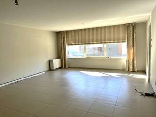 <span><strong>Vernieuwd 2-slaapkamer appartement, met staanplaats en kelderberging</strong><br />Zeer verzorgd, ruim tweeslaapkamer appartement gelegen op het gelijkvloers en uitstekend gelegen op wandelafstand van de markt van Ingelmunster, talloze scholen, supermarkten, fitnesscentra, e.a. Het appartement beschikt over een bewoonbare oppervlakte van 102 m²</span><br /><span>Inkomhal met gastentoilet en berging, lichtrijke woonkamer, keuken (koelkast, combi, kookplaat, dampkap en vaatwasmachine), nachthal, twee ruime slaapkamers en badkamer met inloopdouche, toilet en lavabo. <br />1 slaapkamer voorzien van ingemaakte kasten.<br /><strong>Staanplaats en kelderberging inbegrepen in de huurprijs.</strong><br />Zonnescreens en ruim terras achteraan het appartement aanwezig. </span><br /><span><strong>Prijs : 850 € /maand</strong></span>