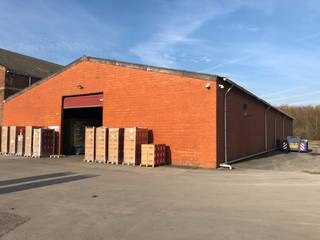 Magazijn te huur in ambachtelijke zone. 380m²<br />