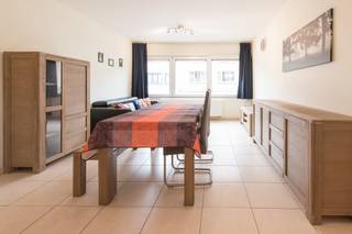 Ce studio à louer est situé le long de la Torhoutsesteenweg à Ostende. Grâce à cet emplacement, vous êtes à proximité de toutes sortes de commerces et des transports en commun.Disposition- salon avec cuisine ouverte (équipée d'une plaque vitrocéramique, d'un four, d'un lave-vaisselle, d'un réfrigérateur et d'un évier)- salle de bain avec douche, lavabo et toilettes- rangement privé au sous-solLes avantages- EPC favorable- conforme à l'électricité- bâtiment récent- abri à vélos communForfait mensuel : 50 EUR/mois - Charges communesVous êtes intéressé par cette propriété à louer à Ostende ? Rendez-vous sur le site www.dewaele.com, cliquez sur le bien que vous souhaitez louer. À l'aide du bouton rouge « demandez votre visite », nous vous demandons de remplir brièvement un profil. Ensuite, nous vous contacterons pour une visite. Les rendez-vous ne peuvent pas être pris par téléphone.