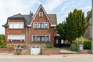 [[ DIT PAND NEEMT DEEL AAN DE ERA OPEN HUIZEN DAG OP 19/9 VAN 9:30 TOT 10:30 ]] 
<p><strong>Charmante halfopen woning in Zaventem met tuin en garage.</strong><br />Deze unieke woning uit 1953 combineert charme, ruimte en een centrale ligging in Zaventem. Gelegen nabij het centrum, openbaar vervoer en belangrijke invalswegen geniet u hier van een vlotte bereikbaarheid en een aangename woonomgeving. De woning beschikt over een inpandige garage, een zonnige tuin van 275 m² en verschillende ruime leefruimtes die tal van mogelijkheden bieden. Bovendien is de woning asbestvrij, wat een belangrijke meerwaarde vormt voor toekomstige eigenaars. Een karaktervolle woning met potentieel voor wie comfortabel wil wonen op een strategische locatie.<br /><br /><u><strong>Belangrijkste ruimtes:</strong></u><br />• Ruime woonkamer (30,5 m²) met veel lichtinval<br />• Eetkamer (19,5 m²) aansluitend op de leefruimte<br />• Grote keuken (22,3 m²) met voldoende plaats voor een ontbijthoek<br />• Drie slaapkamers (22 m², 14,7 m² en 7,2 m²)<br />• Badkamer (5 m²)<br />• Berging (17,4 m²) en extra berging (7,3 m²)<br />• Kelder (33,9 m²) met extra stockageruimte<br />• Zolder (26,9 m²) met bijkomende mogelijkheden<br />• Garage (17,7 m²) geïntegreerd in de woning<br />• Tuin van 275 m² met terras en tuinhuis<br /><br /><u><strong>Troeven:</strong></u><br />• Unieke woning met authentieke charme<br />• Geen asbest aanwezig in de woning<br />• Inpandige garage en ruime tuin<br /><br />Meer informatie of een bezoek met Joery Van De Gucht? Contacteer ons via +3223351115<br />JOUW DROOMHUIS. ZO GEVONDEN!</p>