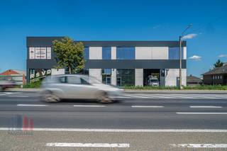 Nieuwbouw kantoorruimte met een oppervlakte van 359 m² en 7 privatieve parkeerplaatsen te koop.<br /><br />Het casco kantoor situeert zich op de 1e verdieping en geniet dankzij de talrijke raampartijen van veel lichtinval. Het dak van het gebouw is voorzien van een extensief groendak. Tevens mogelijk tot uitbreiden met de naastgelegen kantoorruimte van 325 m² à 684 m² totaliteit. De ruimte maakt deel uit van fase II van de gloednieuwe KMO-ontwikkeling "HERMES" bestaande uit 2 kantoren<strong> </strong>alsook 4 KMO-units van 148 m² tot 183 m² (samenvoegbaar tot 643 m²) met mogelijkheid tot showroom. Onmiddellijk beschikbaar.<br /><br />Uitstekend gelegen langs de bedrijvige Bruggesteenweg, dé belangrijkste invalsweg naar Roeselare en op amper 2 min? van de ring rond Roeselare met een onmiddellijke verbinding naar de E403 op- en afrit 8 Roeselare-Beveren.<br /><br />Contacteer PANORAMA voor bijkomende inlichtingen, plannen of een vrijblijvend plaatsbezoek 050 300 800.