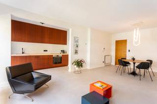 <p>Dit prachtig appartement ca 86 m² (cfr. EPC) is gelegen in een rustige straat in Borgerhout, om de hoek van de Roma en op wandelafstand van het gezellige Krugerplein. Met een ideale bereikbaarheid vanaf de Singel en de nabijheid van de belangrijkste invalswegen rond Antwerpen, staat deze locatie garant voor een vlotte verbinding van en naar de stad.<br />Openbaar vervoer en een Velo-station zijn om de hoek.<br /><br />Het appartement bevindt zich op de eerste verdieping en werd in 2023 volledig onder handen genomen door ontwerpbureau Studio Reset. Hierbij werd gekozen voor een uiterst smaakvolle en neutrale inrichting en materialen. <br /><br />De leefruimte en open keuken genieten een optimale lichtinval dankzij de kamerbrede raampartijen vooraan. De keuken werd prachtig uitgewerkt in travertijn en sapelli hout en is voorzien van kwalitatieve inbouwtoestellen van Siemens en Bosch.<br /><br />Achteraan zijn de 2 slaapkamers gelegen. Deze kijken uit op de gemeenschappelijke tuin en het achterliggend speelpleintje. De naastgelegen badkamer is uitgerust met douche, lavabo en aansluitingen voor wasmachine en droogkast. Apart gastentoilet.<br /><br />Een praktische, privatieve kelderberging is reeds begrepen in de huurprijs.<br />Autostaanplaats in de straat optioneel bij te huren aan 90 Euro per maand.<br />Gemeenschappelijke fietsenberging.<br /><br />Gemeenschappelijke lasten inclusief waterverbruik: 150 Euro per maand. <br />De nutsvoorzieningen gas en elektriciteit zijn privé op te nemen door de huurder.<br /><br />Beschikbaar vanaf 15 juli 2026.</p>