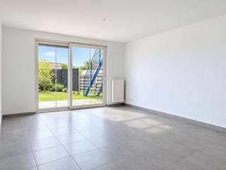 YES! Voor dit pand kan je zélf een afspraak inboeken! Ga naar de advertentie op onze website www.justwonen.be en plan meteen je afspraak in.<br /><br />Graag switchen naar ’n appartement, maar geen zin in dat gemeenschappelijk gedoe en servicekosten? We’ve got you. Dit gelijkvloerse stulpje is namelijk the best of both worlds: onderhoudsvriendelijk en compact wonen, maar met een eigen voordeur, eigen oprit en een superfijn tuintje. <br /><br />Indeling:<br />Via je eigen voordeur – jawel – stap je meteen je inkomhal binnen. Deze geeft toegang naar een apart toilet en een handige bergkast/vestiaire.<br /><br />Aan de achterzijde van ’t appartement zit de woonkamer met keuken. Oké, het is inderdaad geen balzaal, maar dankzij de open lay-out een fijne ruimte om te vertoeven. En heb je de grote schuifraam naar de tuin al gespot? Zwier ‘m op zonnige dagen open, en je haalt zo de zomer naar binnen. <br /><br />Slapen doe je aan de andere kant, waar we een grote slaapkamer met aansluitend een badkamer vinden. De badkamer is voorzien van een douche, badkamermeubel en aansluitingen voor wassen en drogen. <br /><br />De foto’s van de tuin dateren van enkele jaren geleden, want deze kan momenteel dus wat opfriswerk gebruiken. Maarrr de eigenaars zorgen ervoor dat jij helemaal netjes en clean kan starten. Beloofd!<br /><br />Je beschikt niet over een garage, maar er is een oprit waar je minstens 2 auto’s kwijt kan. Verder heb je een poortje naar de tuin, dus ook fietsen kan je zonder problemen achter slot en grendel zetten.<br /><br />Geen gemeenschappelijke kosten!