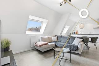 Dit appartement is gelegen op de tweede verdieping nabij het centrum van Ieper. <br />Via de inkomhal kom je binnen in de gezellige leefruimte met open, ingerichte keuken. Verder op deze verdieping is er hal, een eerste slaapkamer, een gastentoilet, een badkamer en een terras aanwezig. Op het verdiep bevindt zich een tweede slaapkamer met aansluitend een wasruimte. <br />Op het gelijkvloers is er een gemeenschappelijke fietsen- en afvalberging aanwezig alsook een eigen private garage/berging. Er zijn ook zonnepanelen aanwezig.<br /><br />Bijkomende kost garage: €55/maand. <br /><br />Het appartement is beschikbaar vanaf 04/06/2026.<br /><br />Indeling: <br />woonkamer met open keuken (36,6m²) - hal - toilet - badkamer (5,9m²) - slpk1 (14,4m²) - wasruimte (5,3m²) - slpk2 (11,5m²) - terras - garage/berging (14,8m²)
