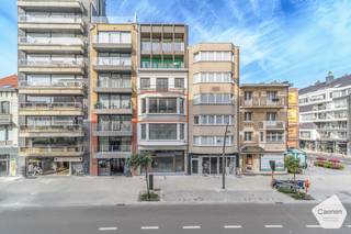 Découvrez ce magnifique appartement entièrement terminé, situé au <strong>2ᵉ étage</strong> d'une résidence à taille humaine issue d'un projet de rénovation complète. Idéalement situé dans la rue commerçante de La Panne, il se trouve à seulement quelques pas de la plage et de la mer.<br /><br />L'appartement offre <strong>un agréable séjour lumineux </strong>avec cuisine ouverte, deux chambres spacieuses, une salle de bains, des toilettes séparées ainsi qu'un espace de rangement pratique.<br /><br />La résidence a fait l'objet d'une rénovation intégrale réalisée avec des matériaux de qualité. Les installations techniques, les conduites, l'électricité, la toiture ainsi que les garde-corps ont été entièrement renouvelés. L'appartement est équipé d'un système de <strong>ventilation double flux (type D</strong>) et bénéficie d'un excellent<strong> PEB A</strong>, garantissant un confort de vie optimal et une faible consommation énergétique.<br /><br />L'acquisition d'une cave privative est obligatoire. La résidence dispose également d'un local à vélos commun.<br /><br />Le chauffage et la production d'eau chaude sont assurés par une chaudière individuelle au gaz.<br /><br /><strong>Vente sous le régime des droits d'enregistrement (pas de TVA).</strong><br /><br />Vous recherchez un appartement neuf, prêt à emménager, bénéficiant d'un emplacement privilégié à deux pas de la mer ? Contactez-nous dès aujourd'hui pour plus d'informations ou pour organiser une visite.