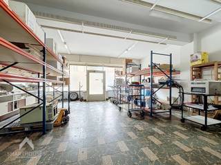 <p>Dit stevig pand met unieke waaier aan mogelijkheden heeft een bruikbare vloeroppervlakte van 460m2 en een gevelbreedte van 10 meter.</p>
<p>Deze veelzijdige eigendom met op het gelijkvloers een inkomhal, polyvalente ruimte van ca 220 m2 (3,20 meter plafondhoogte), bureel, droge kelder, tuin/koer met berging kan gebruikt worden als winkel, opslagruimte, praktijkruimte, atelier, toonzaal, loft… Ideaal voor wie ruim wil wonen in een rustige buurt, een zelfstandig of vrij beroep, voor wie wonen en werken wil combineren of op zoek is naar een interessante investering/project.</p>
<p>Op het verdiep is een lichtrijke leefruimte, keuken, badkamer (bad, toilet en lavabo), berging, 2 slaapkamers en een vaste trap naar een grote zolder die kan afgewerkt worden met extra slaapkamers. Dankzij de 2 afzonderlijke ingangen biedt het pand heel wat mogelijkheden.</p>
<p>Vlotte verbinding naar winkels, openbaar vervoer, scholen, E40, 5 minuten van centrum Oostende, op 3 minuten van natuurdomein ’t Bosje, 10 minuten van zee en strand .</p>
<p>Deze woning is te koop zonder makelaar via het concept van Smart Houses! Verdere info of bezoek? Contacteer rechtstreeks de eigenaar via +32479332527</p>