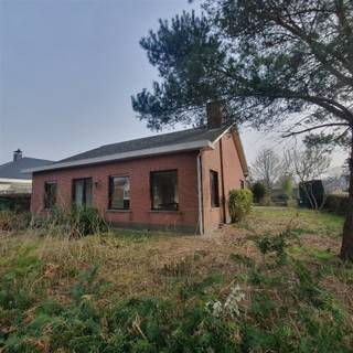 Top gelegen te renoveren laagbouwwoning met vele mogelijkheden! Deze woning is toe aan een grondige renovatie en is dus ideaal voor de kandidaat...