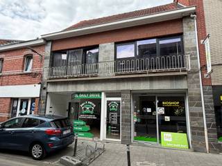 <p><span>HANDEL, WINKEL- OF KANTOORRUIMTE 100M² IN CENTRUM</span></p><p><span>Ligging in centrum nabij station met vlotte bereikbaarheid via N16, A12, N17 en E17</span></p><p><span> </span></p><p><span>Winkel- of kantoorruimte geschikt voor diverse doeleinden / ruime bureau of stockageruimte / sanitair.</span></p><p><span>Autostaanplaats.<br /><br /></span></p><p><span>Onroerende voorheffing ten laste van huurder.</span></p><p><span> </span></p><p><span> </span></p>
