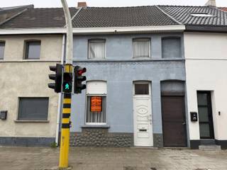 Strategisch gelegen gezellige familiale woning.<br /><br />✅ De inkom heeft een bureel en/of bergruimte voor fietsen ea.<br />✅ De keuken is modern en ingericht en beschikt over een lichtrijke eethoek.<br />✅ De living heeft zicht op de tuin en overdekt terras<br />✅ De tuin is bereikbaar via een zij-ingang<br />✅ 3 slaapkamers + een zolder<br />✅ Badkamer met inloopdouche.<br /><br />Op een paar afwerkingen na , instapklaar !