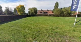 In Meulebeke, op de hoek van de Hulstboomstraat en de Steenovenstraat is deze bouwgrond van 720 m² beschikbaar voor het realiseren van een...