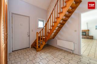 <p>Deze woning is gelegen in een aangename woonwijk in Wondelgem, omgeven door veel groen. Zo bevindt u zich op slechts drie minuten wandelen van het domein Vyncke-Bovyn. Ook het openbaar vervoer en diverse winkels liggen in de onmiddellijke nabijheid. Het centrum van Gent bereikt u na een fietstocht van slechts 15 minuten.</p>
<p>Bij het betreden van de woning valt meteen de ruime inkomhal op. Vanuit deze inkomhal heeft u toegang tot de lichtrijke leefruimte. Aansluitend bevindt zich de keuken. Op deze verdieping vindt u tevens een eerste ruime slaapkamer met een aparte badkamer.</p>
<p>Op de eerste verdieping bevinden zich nog drie slaapkamers, evenals een tweede badkamer met toilet. Daarnaast beschikt de woning over een praktische bergzolder.</p>
<p>Dankzij de tuin rondom de woning kunt u de hele dag door genieten van de zon.</p>
<p><br />Troeven:<br />- Rustige locatie<br />- Grote tuin rondom de woning<br />- Ruime slaapkamers<br />- Alle dagelijkse voorzieningen nabij<br /><br />Kortom, een ideale woning voor wie in een rustige omgeving wil wonen zonder in te boeten op bereikbaarheid.<br /><br />Beschikbaar bij akte.<br /><br />Contacteer Top Vastgoed voor een bezoek op 0475 700 700.</p>
