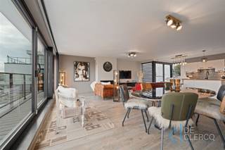 Ontdek dit stijlvol, modern penthouse in het hartje van Lochristi.Het appartement heeft een royale bewoonbare oppervlakte van 125,8 m² en biedt een...