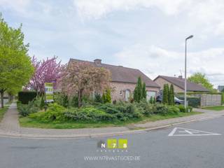 <span><strong>KARAKTERVOLLE VRIJSTAANDE WONING MET 4 SLAAPKAMERS OP EEN MOOI HOEKPERCEEL VAN 5A30CA TE MAASEIK<br /><br />TROEVEN<br /></strong>- Gelegen dichtbij het gezellige centrum van Maaseik.<br />- Rustige en kindvriendelijke woonomgeving. <br />- Zeer goed onderhouden woning.<br />- Ruime woning met een bewoonbare oppervlakte van 195 m². <br />- EPC-D: Geen renovatieverplichting.<br />- Doucheruimte op het gelijkvloers! <br />- Volledig onderkelderd. <br />- Beklinkerde oprit naar de inpandige garage.<br />- Aangelegde en omheinde tuin. <strong><br /></strong><strong><br />KELDERVERDIEPING -01<br /></strong>- Traphal (5,60 x 2,30m = 12,88m²): trap naar het gelijkvloers, tegelvloer. <strong><br /></strong>- Kelderruimte 1 (4,50 x 7,15m = 32,18m²): betonvloer. <br />- Kelderruimte 2 (4,20 x 5,60m = 23,52m²): betonvloer. <br />- Kelderruimte 3 (4,00 x 5,20m = 20,80m²): betonvloer. <br />- Kelderruimte 4 (2,60 x 3,60m = 9,36m²): Cv-ruimte, betonvloer. <strong><br /><br />GELIJKVLOERS 00<br /></strong>- Inkomhal (1,80m x 5,60m = 10,08m²): tegelvloer. <br />- Traphal (1,00m x 1,00m = 1,00 m²): trap naar verdieping 1, tegelvloer.<br />- Hal (1,00m x 5,40m = 5,40 m²): trap naar de kelder, tegelvloer.<br />- Woonkamer (4,50m x 7,10m = 31,95m²): houthaard met TV-wand, laminaat. </span><br /><span>- Keuken (4,30m x 4,40m = 18,92m²): geïnstalleerde keuken met onderkasten, bovenkasten, dubbele spoelbak, oven, keramische kookplaat, dampkap, koelkast met vriesvak, betegelde achterwand, schuifraam naar het terras, tegelvloer. </span><br /><span>- Toilet (1,50m x 0,85m = 1,28m²): hangtoilet, wandbetegeling, tegelvloer. <br /></span>- Doucheruimte <span>((4,00m x 1,60m) + (1,00m x 2,20m) = 8,60m²)</span> <span>: enkele lavabo met onderkasten, spiegelkasten; inbouwkasten, inloopdouche, wandbetegeling, tegelvloer. </span><br /><span>- Berging (4,40m x 1,55m = 6,82m²): inbouwkasten, tegelvloer.</span><br /><span>- Inpandige garage (4,00m x 5,30m = 21,20m²): inbouwkasten, deur naar de tuin, automatische poort, uitgietbak, luik naar de kelder, aansluiting wasmachine/droogkast, tegelvloer. </span><br /><br /><span><strong>VERDIEPING</strong> <strong>+01 </strong></span><br /><span>- Overloop (2,70m x 5,60m = 15,12m²): trap naar het gelijkvloers, tegelvloer.<br />- Badkamer (4,00m x 3,00m = 12,00m²): badmeubel met dubbele lavabo, onderkasten, kolomkasten; ligbad, hangtoilet, wandbetegeling, tegelvloer. <br />- Slaapkamer 1/Berging (4,00m x 3,00m = 12,00m²): laminaat. <br />- Slaapkamer 2 (2,30m x 5,60m = 12,88m²): velux, laminaat. <br />- Slaapkamer 3 (4,50m x 3,00m = 13,50m²): inbouwkasten, laminaat. <br />- Slaapkamer 4 (5,70m x 3,00m = 17,10m²): laminaat.<br />- Berging/dressing (4,40m x 1,55m = 6,82m²): inbouwkasten, tegelvloer. <br /></span><br /><span><strong>EXTERIEUR</strong></span><br /><span>- Overdekt terras (3,60m x 10,00m = 36,00m²): beklinkerd. <strong><br /></strong>- Aangelegde en omheinde tuin. <br />- Tuinhuis (3,60m x 10,00m = 36,00m²): met overkapping (3,60m x 10,00m = 36,00m²). <br /><br />Bekijkt u deze advertentie via een aanverwante vastgoedsite, surf dan zeker naar onze website <strong>www.N78vastgoed.be</strong> voor een uitgebreide beschrijving en foto's. <strong>Meer info: +32 (0)89 86 18 88 of info@N78vastgoed.be.</strong></span>