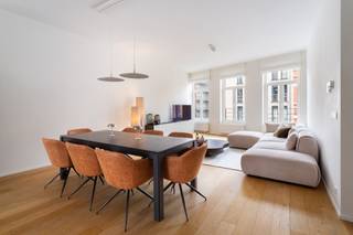 <p><span>Gelegen op de tweede verdieping bevindt zich dit appartement van ca 125 m² in de Riemstraat, pal naast het Zuidpark, boven de pilatesstudio RITE. Dankzij deze gegeerde ligging en de korte wandelafstand van het KMSKA, M HKA en FOMU geniet u hier van een unieke woonomgeving, omringd door tal van restaurants, cafés en winkels.</span></p>
<p><span>De leefruimte wordt langs beide zijden voorzien van grote raampartijen, waardoor het appartement de hele dag geniet van een aangename natuurlijke lichtinval. De eiken parketvloer, hoge plafonds en kwalitatieve afwerking zorgen voor een tijdloos en verzorgd interieur.</span></p>
<p><span>Via de inkomhal, uitgerust met een gastentoilet en ingemaakte vestiairekast, betreedt u de ruime en lichte leefruimte met open keuken. De keuken werd uitgevoerd in een strak, greeploos wit design en is voorzien van een centraal kookeiland en alle nodige inbouwtoestellen, waaronder een inductiekookplaat, oven, koelkast en vaatwasser. Aansluitend bevindt zich een riant terras van ca 15 m² waar u in alle rust geniet van de ochtend- en middagzon.</span></p>
<p><span>Het appartement beschikt over twee royale slaapkamers, elk met een eigen ensuite badkamer. De eerste slaapkamer geeft uit op het terras en beschikt over een badkamer met inloopdouche en lavabo. De tweede slaapkamer is voorzien van een ensuite badkamer met dubbele lavabo en ligbad. Ingebouwde kasten in de slaapkamers en op maat gemaakte houten jaloezieën dragen bij aan het instapklare karakter van de woning.</span></p>
<p><span>Verder beschikt het appartement over een praktische berging met aansluitingen voor wasmachine en droogkast.</span></p>
<p><span>Een private kelderberging en een gemeenschappelijke fietsenstalling zijn inbegrepen. De ondergrondse autostaanplaats bevindt zich in het tegenovergelegen gebouw (Riemstraat 22) en is beschikbaar aan € 50.000, exclusief registratierechten.</span></p>
<p><span>Een appartement dat uitblinkt in ruimte, natuurlijk licht en een aangenaam terras, op een gegeerde locatie aan het Zuid.</span></p>