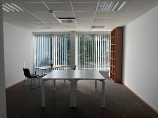 <p>Ruime commerciële gelijkvloerse ruimte van ca. 820 m² te koop, uitstekend gelegen in Aalst. Dankzij de grote oppervlakte en flexibele indeling is dit pand ideaal voor winkel, showroom, praktijkruimte of andere commerciële invullingen.</p>
<p>Mogelijkheid tot aankoop van parkeerplaatsen<br /><br />De ruimte geniet van een goede visibiliteit en biedt tal van inrichtingsmogelijkheden op maat van uw activiteit.<br />Voor meer informatie contacteer ons. </p>